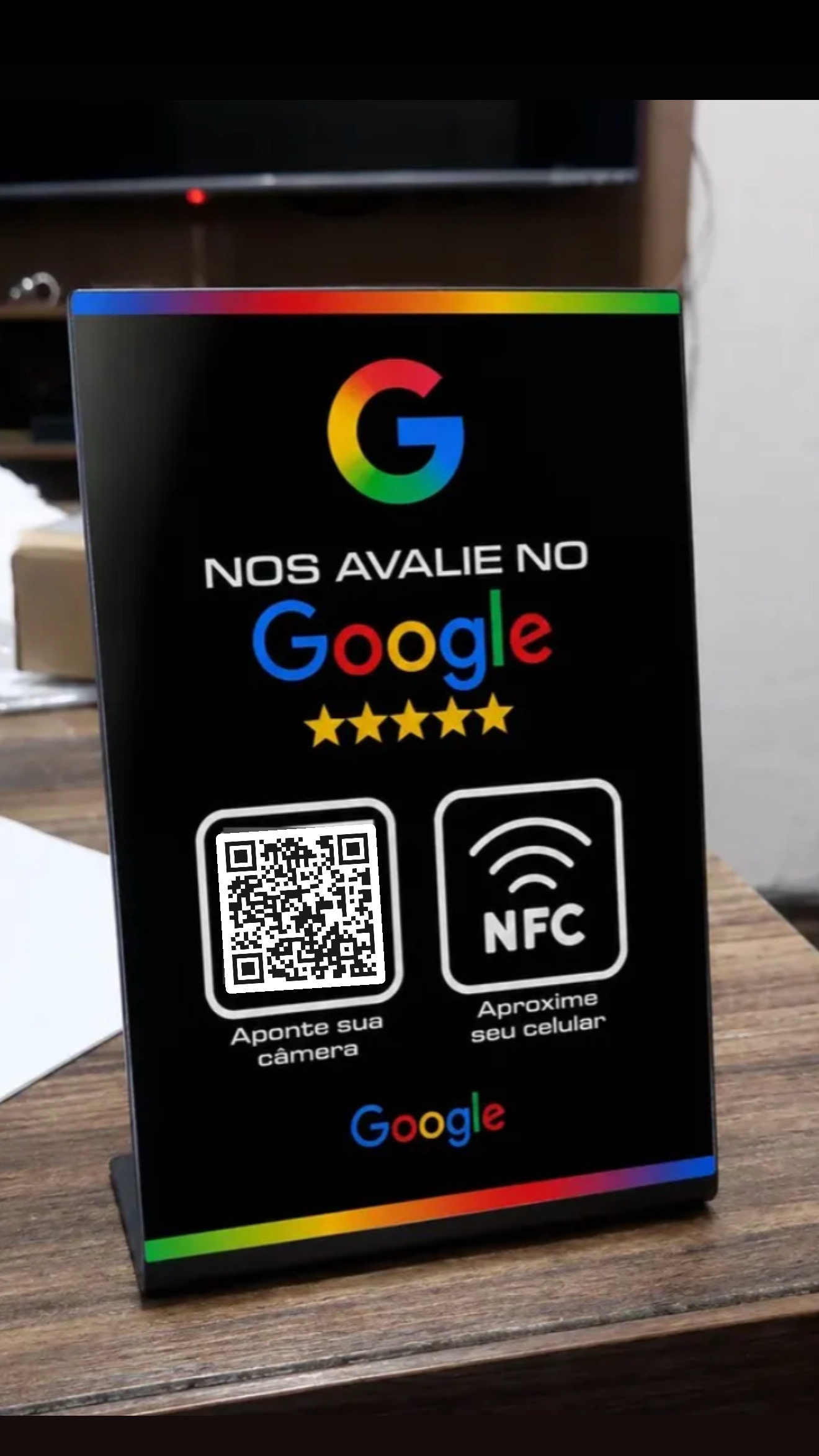 Placa de avaliação Google em uso no balcão